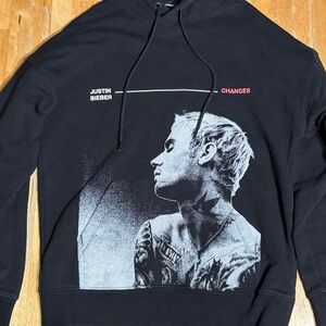 Justin Bieber Changes Black Hoodie